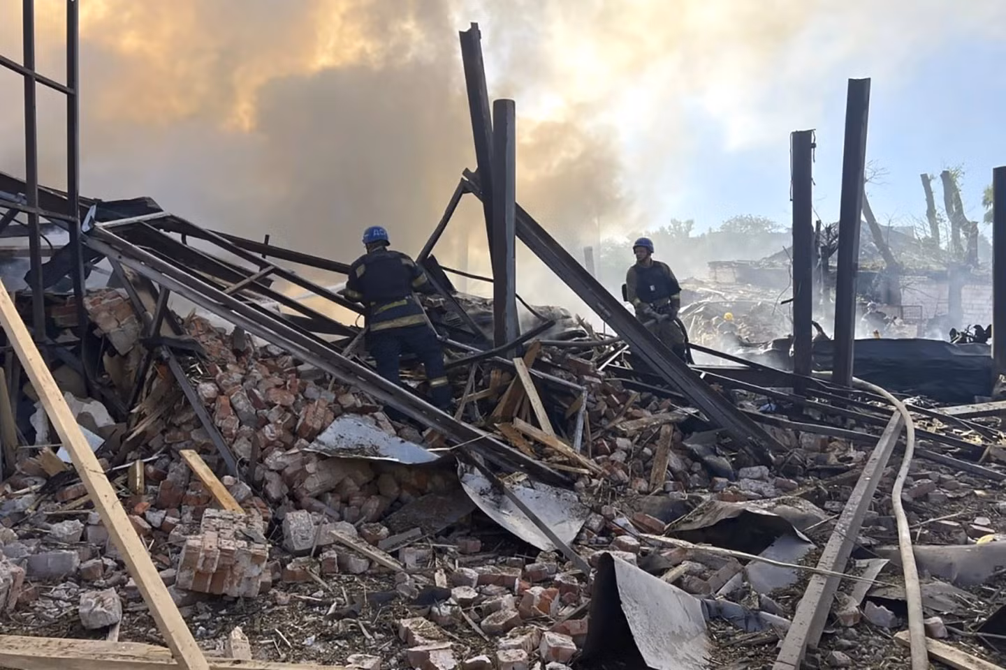 Không kích tại quê nhà ông Zelensky, hơn 70 người bị thương -0