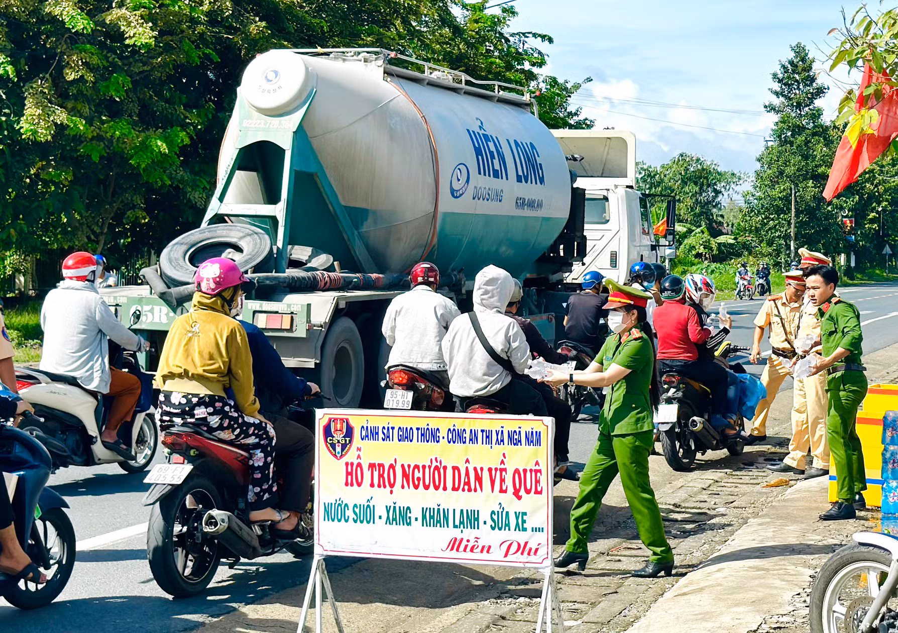 Công an các tỉnh miền Tây Nam Bộ hỗ trợ người dân về quê nghỉ lễ Quốc khánh -0