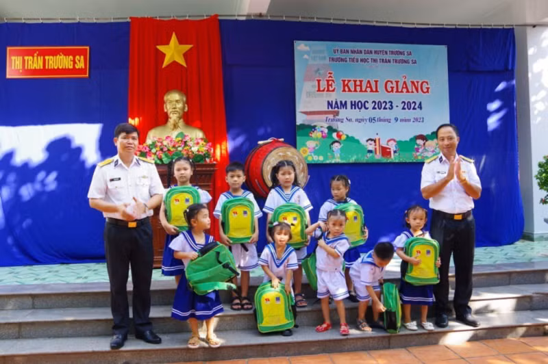 Học sinh cả nước náo nức tới trường, bắt đầu cho năm học mới -0
