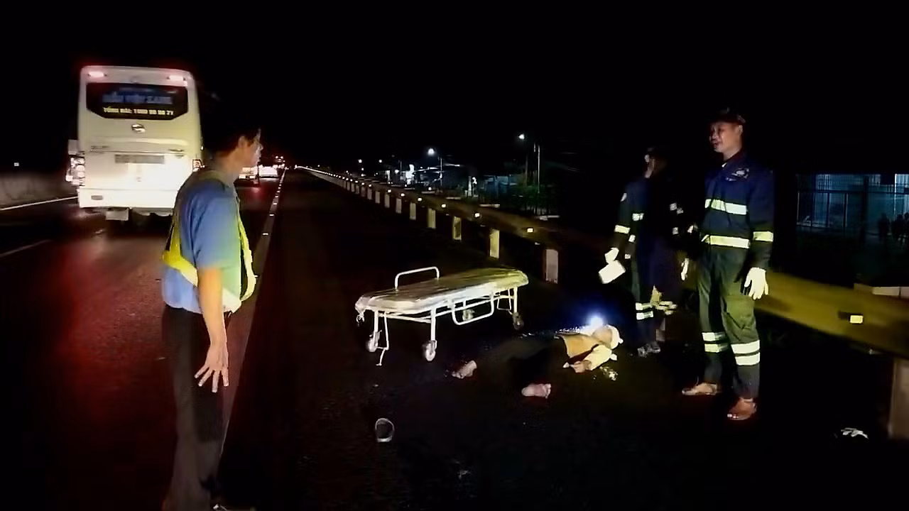 Phát hiện người đàn ông nằm bất động trên cao tốc -2