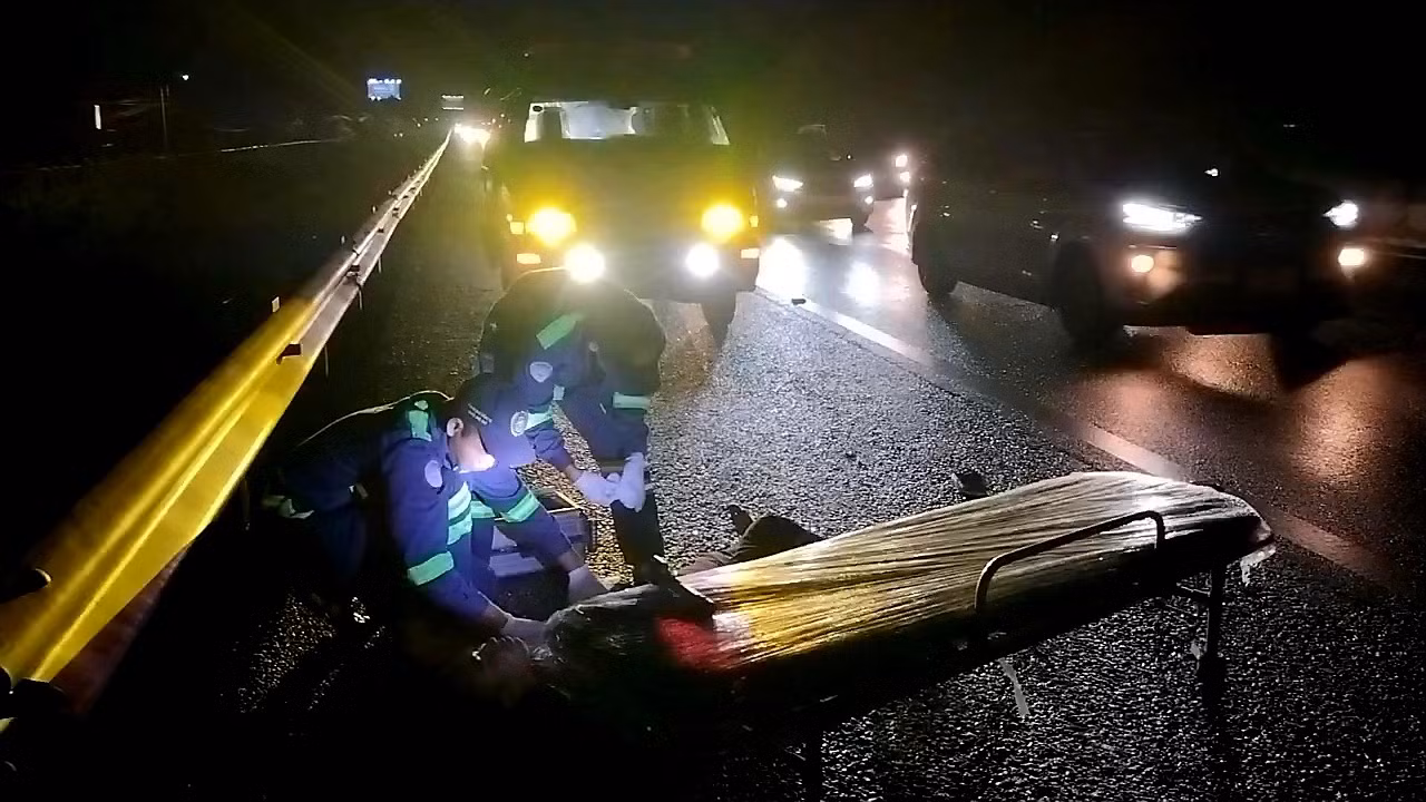 Phát hiện người đàn ông nằm bất động trên cao tốc -1