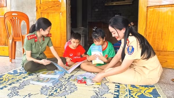 "Mẹ đỡ đầu" nâng bước em đến trường