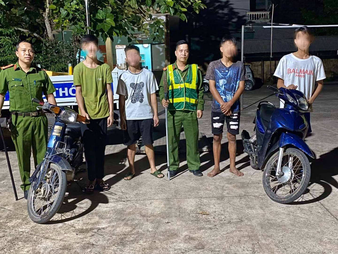 Công an xã kịp thời ngăn chặn nhóm thanh thiếu niên sử dụng rượu bia, điều khiển xe mô tô cầm theo hung khí -0