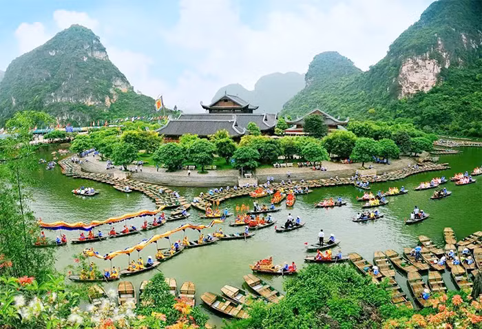 Du khách xếp hàng tham quan các điểm du lịch tại Ninh Bình dịp nghỉ lễ 2/9 -0