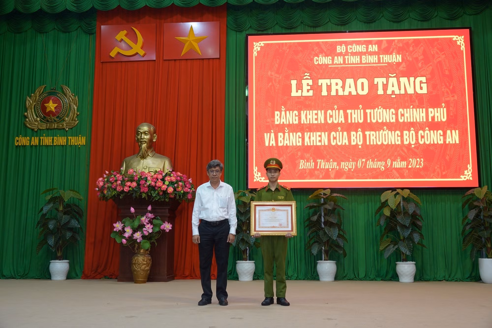 Vinh danh cá nhân, tập thể dũng cảm trong chữa cháy và cứu nạn cứu hộ -1
