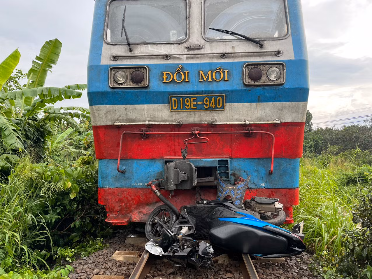 Cố vượt rào chắn, đôi nam nữ bị tàu hàng tông tử vong -0