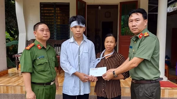 Trao quà bạn đọc báo Báo CAND hỗ trợ gia đình em Phạm Ngọc Anh