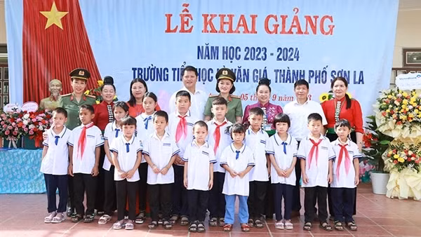 Những đứa trẻ “Con nuôi Công an Sơn La” tựu trường với bạn bè cùng trang lứa