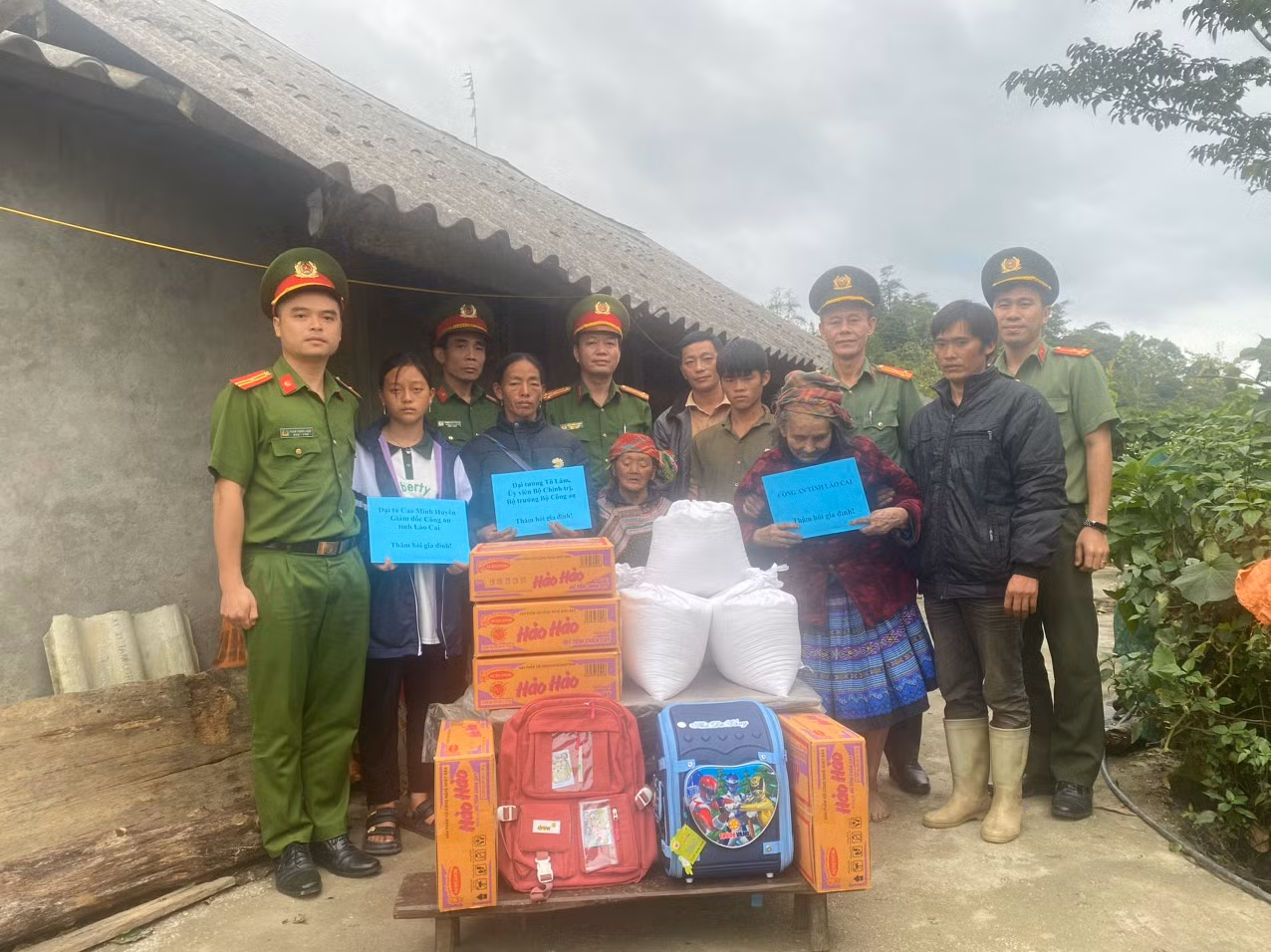 Bộ trưởng Bộ Công an tặng quà gia đình và học sinh có hoàn cảnh đặc biệt khó khăn tại huyện Mường Khương, nhân dịp khai giảng năm học mới -0
