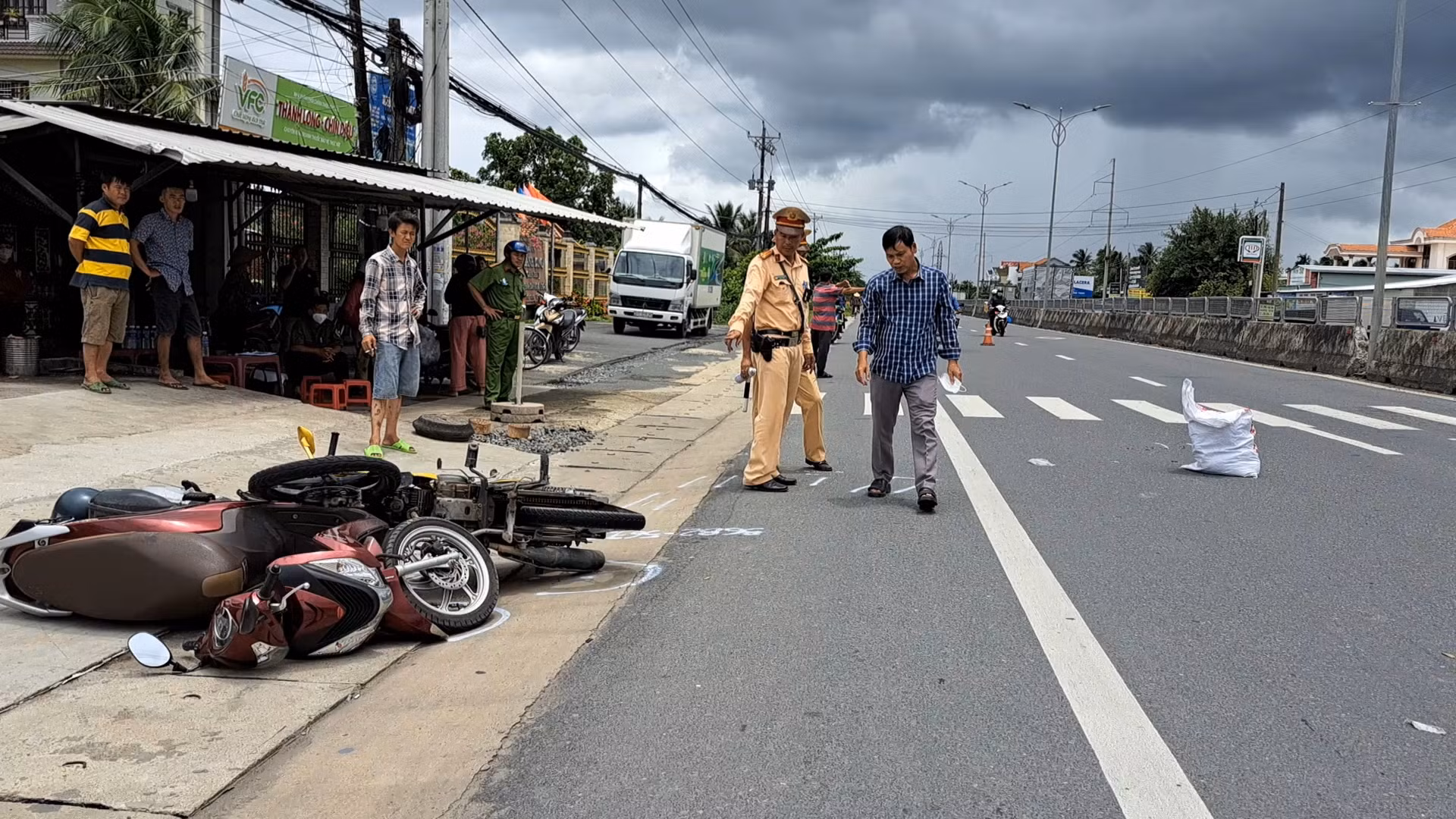 Va chạm liên hoàn ở Tiền Giang, 3 người thương vong -1