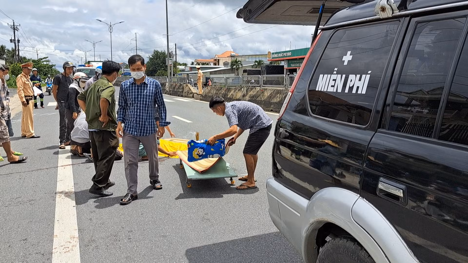 Va chạm liên hoàn ở Tiền Giang, 3 người thương vong -0