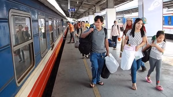 Từ 5/9, đường sắt áp dụng mức phí mới khi đổi, trả vé tàu