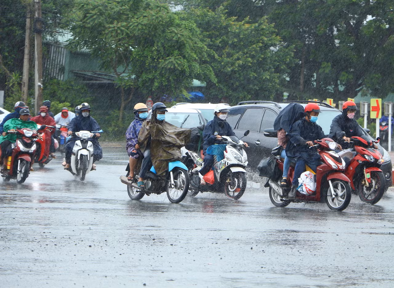 Người dân miền Tây “đội mưa” quay lại TP Hồ Chí Minh và các tỉnh Đông Nam bộ -0