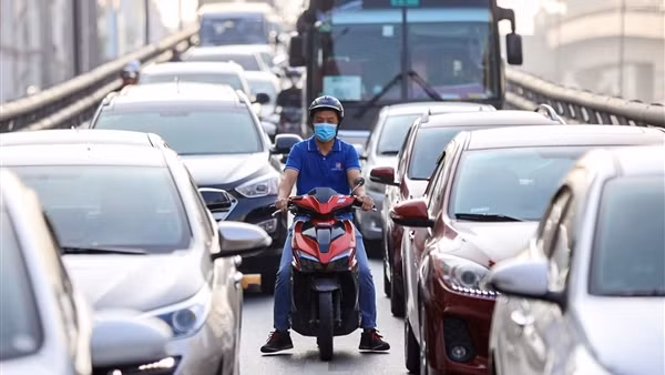 Biển cấm như vô hình, xe máy vẫn đi lên Vành đai 2 trên cao
