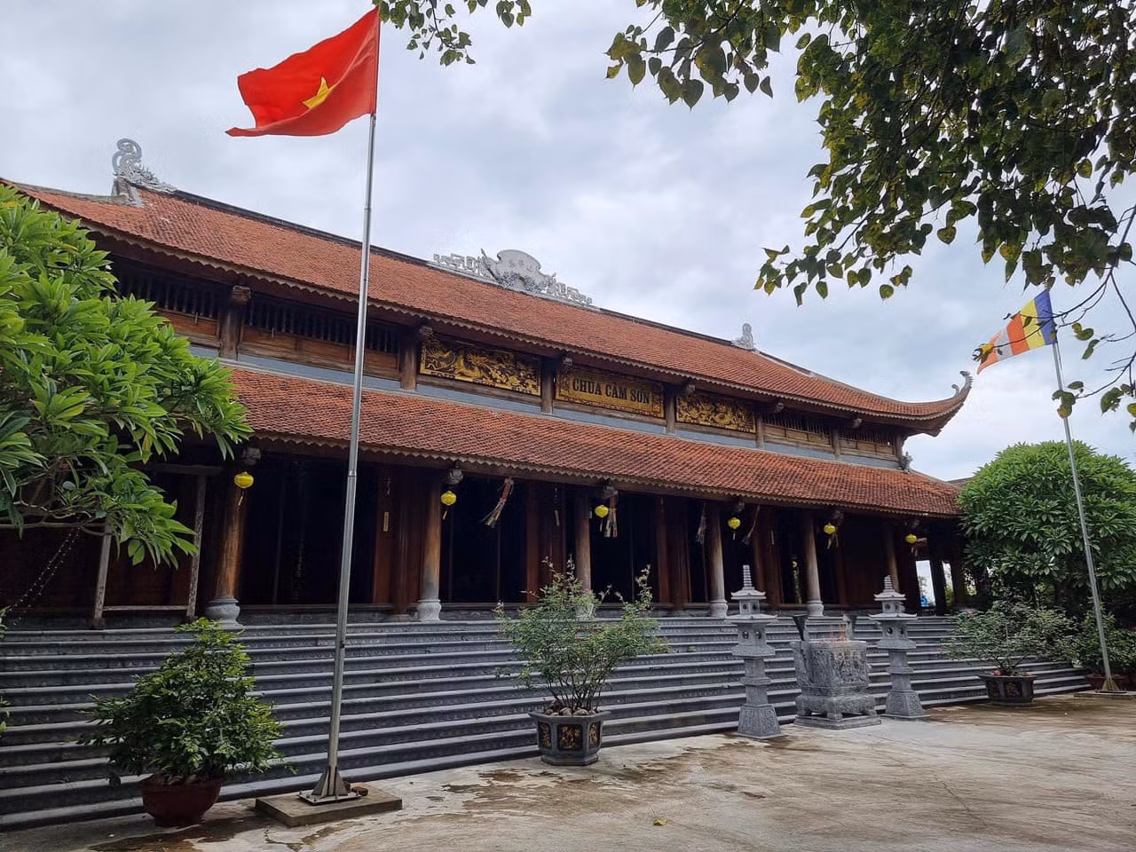 Rực rỡ sắc cờ tại các cơ sở tôn giáo dịp Quốc khánh 2/9 -0