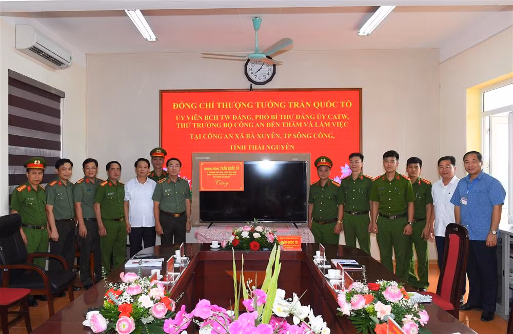 Thứ trưởng Trần Quốc Tỏ thăm, làm việc tại Công an xã Bá Xuyên -0