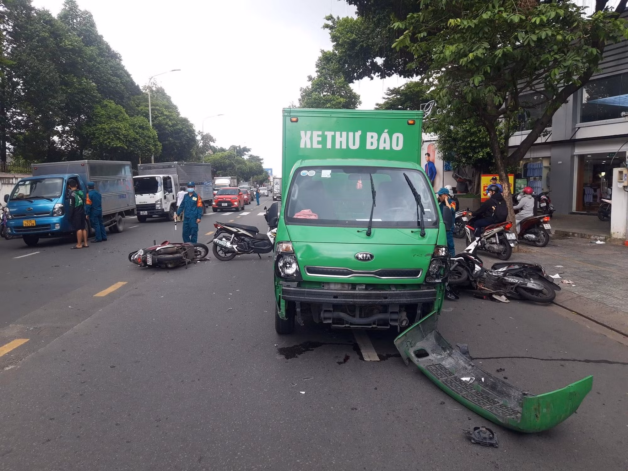 3 người bị thương vì bị xe tải chở thư báo lao qua làn ngược chiều tông trúng -0