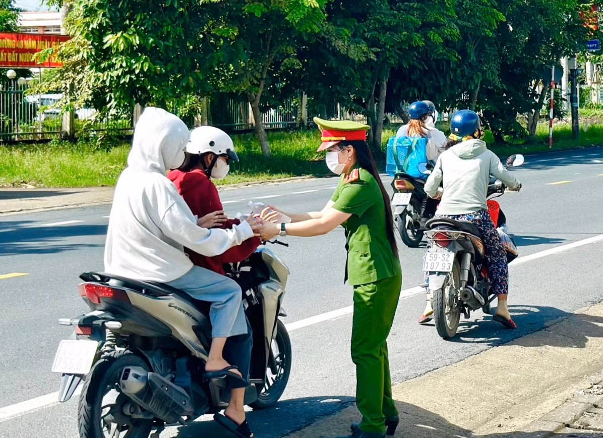 Công an các tỉnh miền Tây Nam Bộ hỗ trợ người dân về quê nghỉ lễ Quốc khánh -1