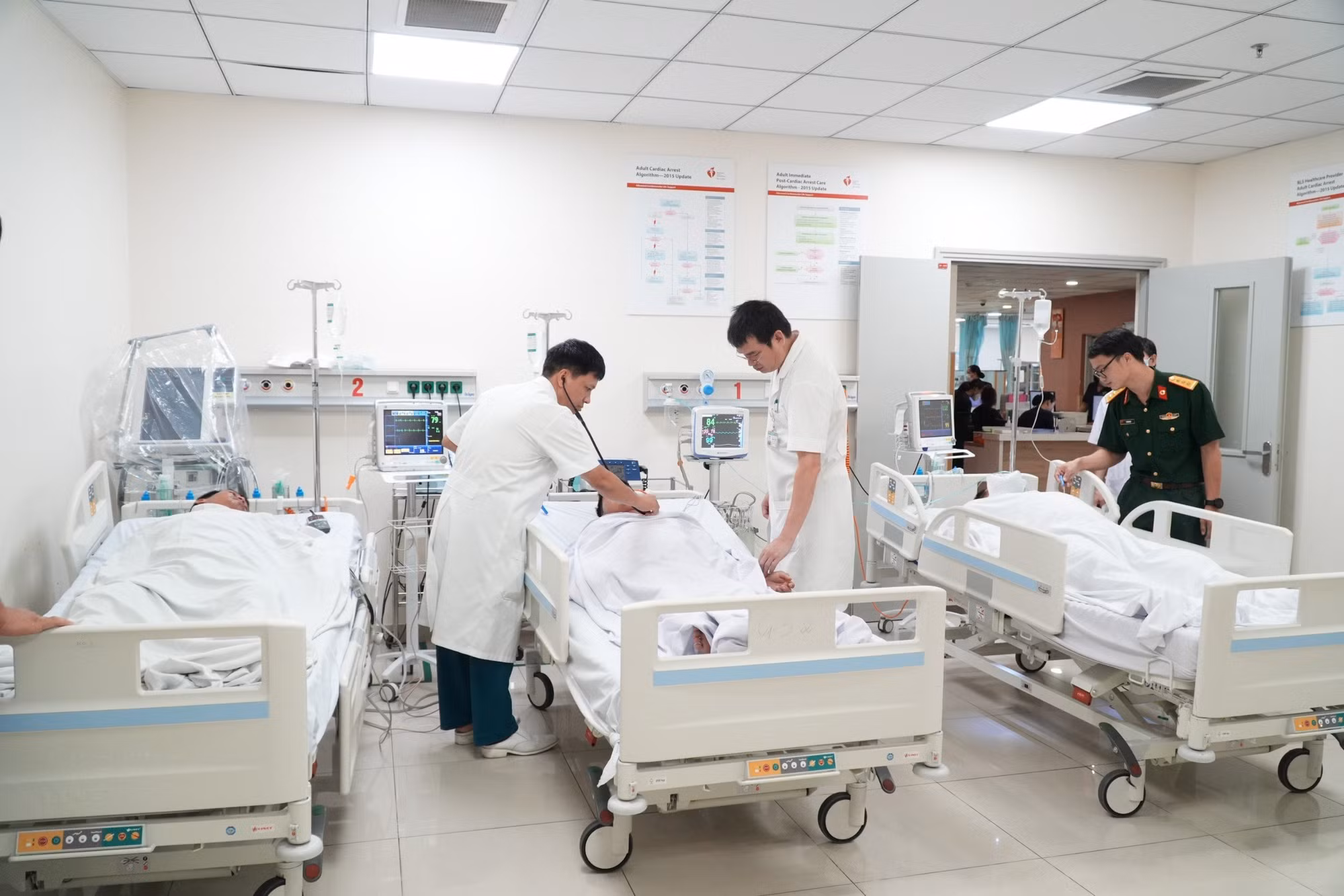 Lần đầu tiên dùng trực thăng đưa cùng lúc 3 bệnh nhân bị giảm áp vào đất liền cấp cứu -0