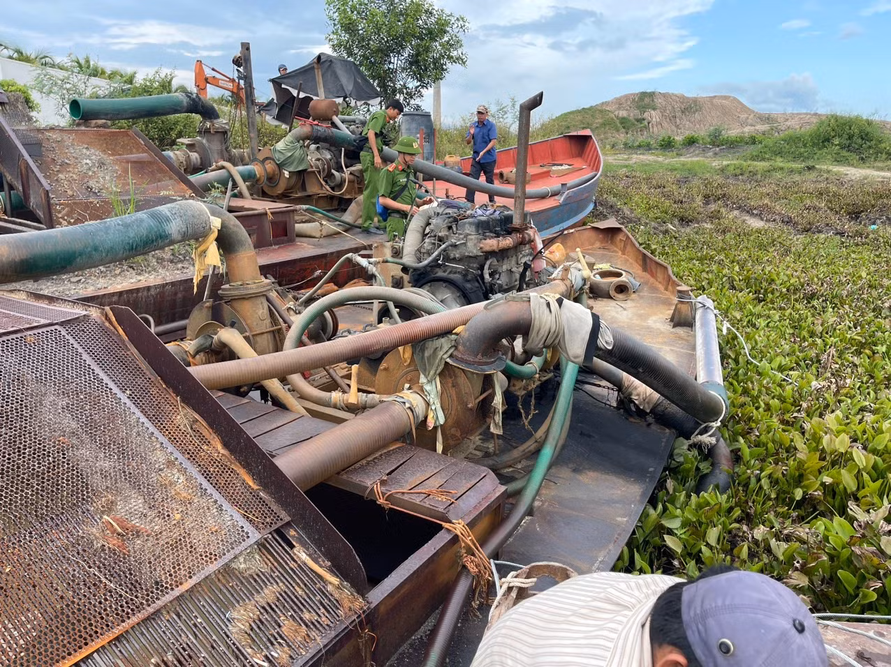 Xử lý dứt điểm việc khai thác khoáng sản trái trái phép ở hồ Biển Lạc -0