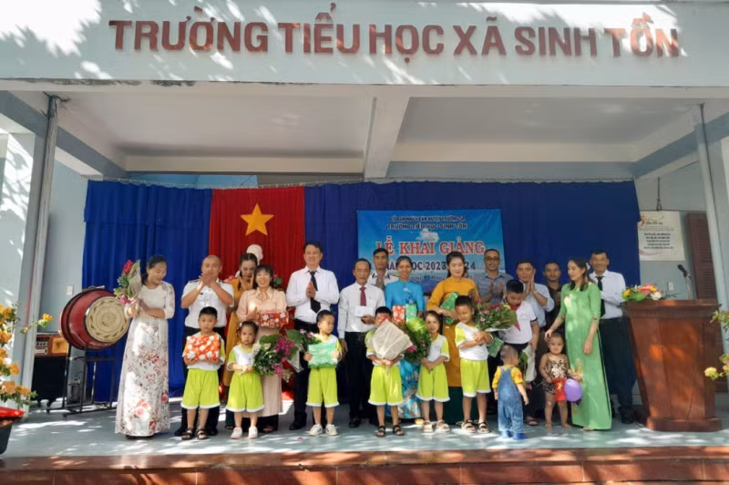 Học sinh cả nước náo nức tới trường, bắt đầu cho năm học mới -0
