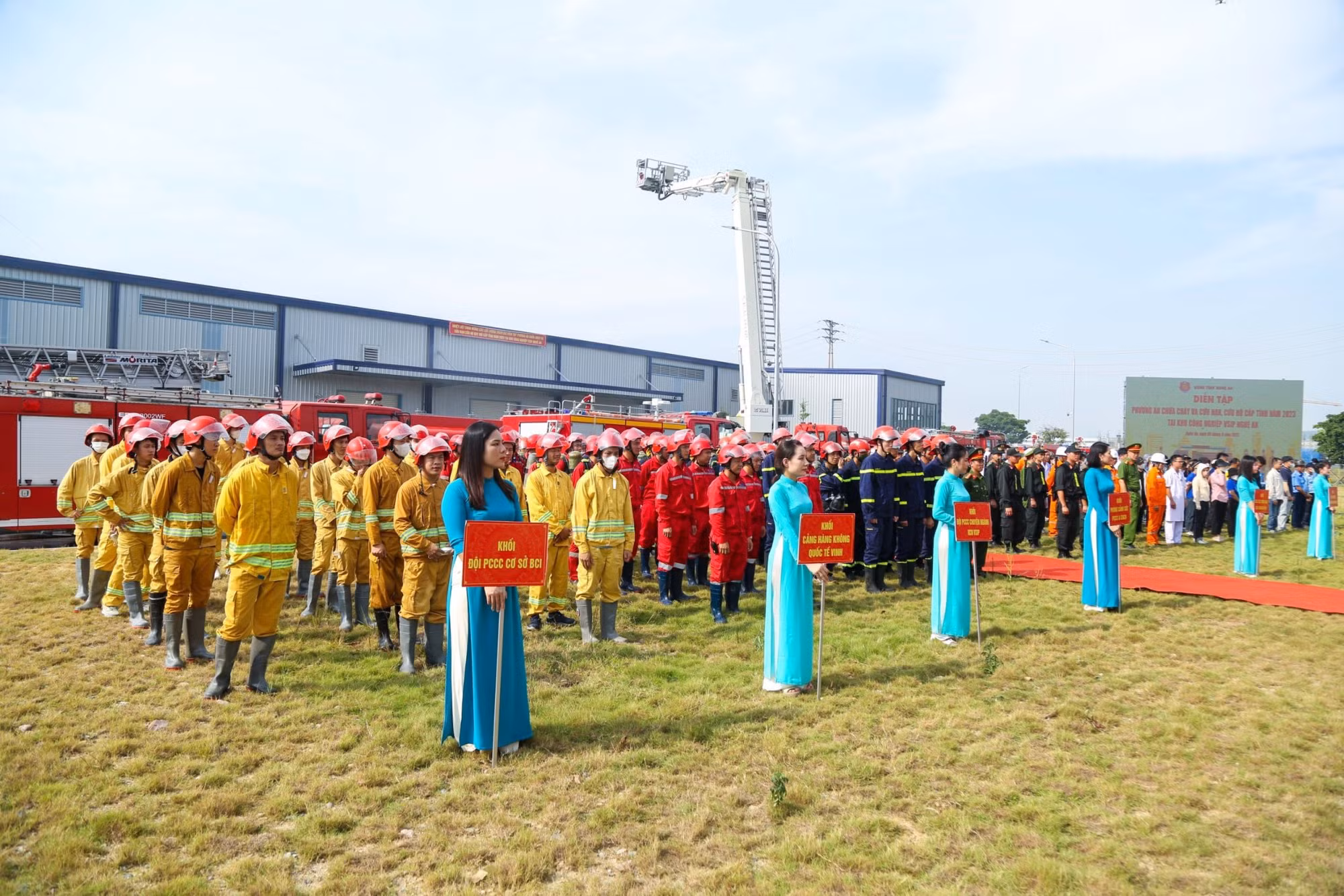 Hơn 500 người tham gia diễn tập phương án chữa cháy cấp tỉnh tại Khu công nghiệp VSIP Nghệ An -0