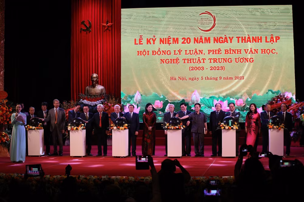 Phát huy tốt hơn nữa vai trò cầu nối giữa Đảng và đội ngũ văn nghệ sĩ -0