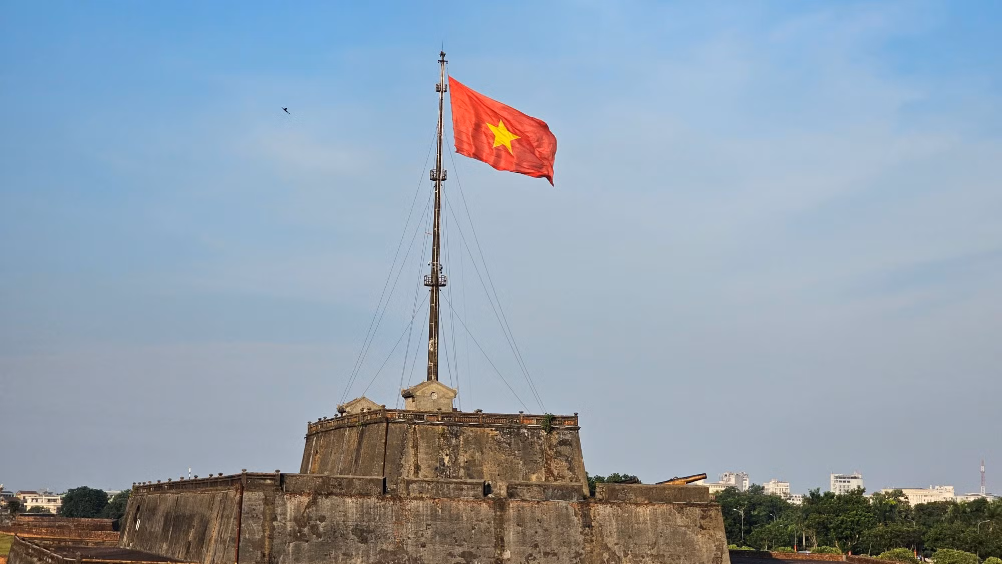 Điều tra nhóm đối tượng đập vỡ nhiều đèn chiếu sáng tại Kỳ đài Huế -0