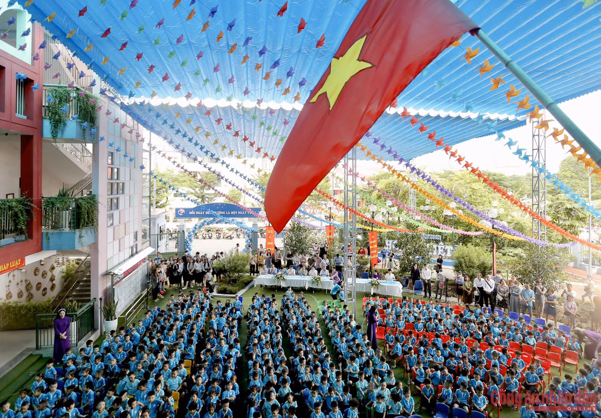 Học sinh cả nước náo nức tới trường, bắt đầu cho năm học mới -0