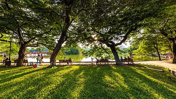 Nắng nóng phủ khắp miền Bắc, Nam Bộ mưa giông trời mát