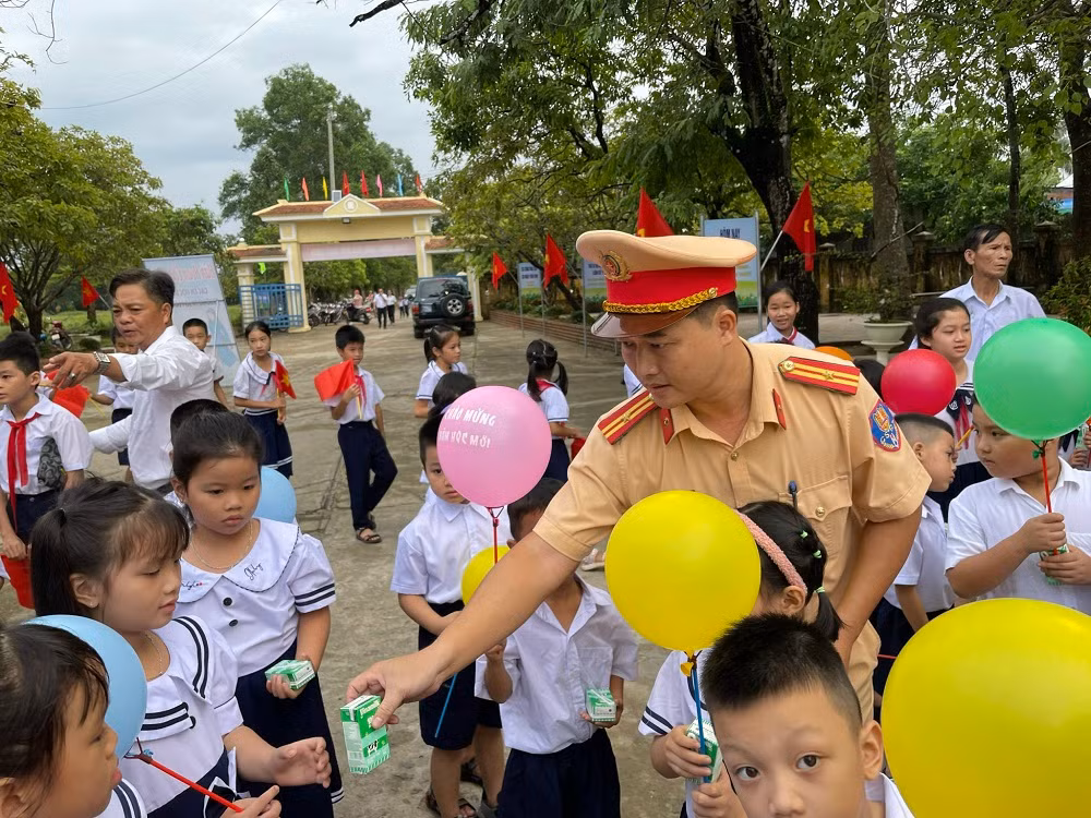 CSGT tặng sữa, nước cho học sinh đến khai giảng sớm tại 15 trường học -0
