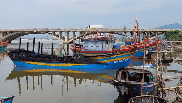 Công an vào cuộc làm rõ 6 tàu và thuyền cá của ngư dân cháy trong đêm -0
