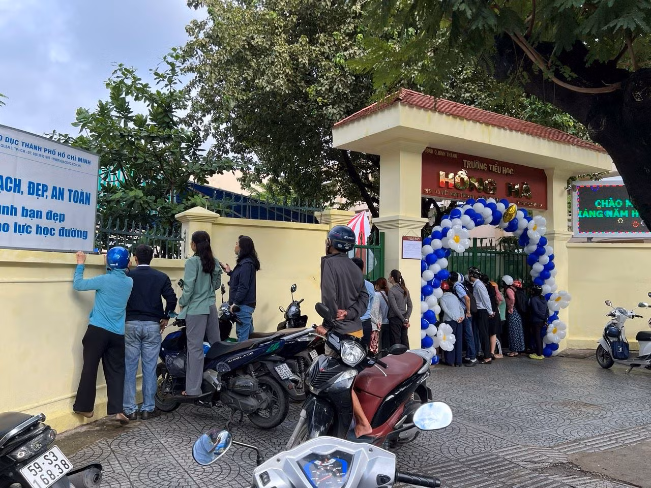 Học sinh TP Hồ Chí Minh vui tươi ngày khai giảng năm học mới -0
