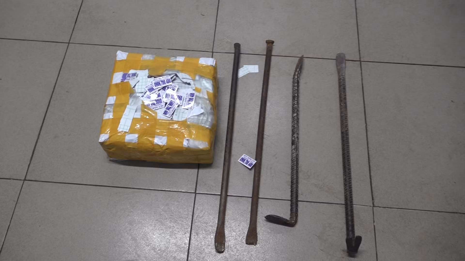 Tranh giành địa bàn rút hầm cầu, nhóm đối tượng dùng xà beng, xích sắt tấn công “đối thủ” -0