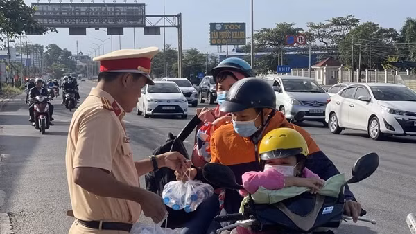 CSGT chào theo điều lệnh CAND đối với lái xe