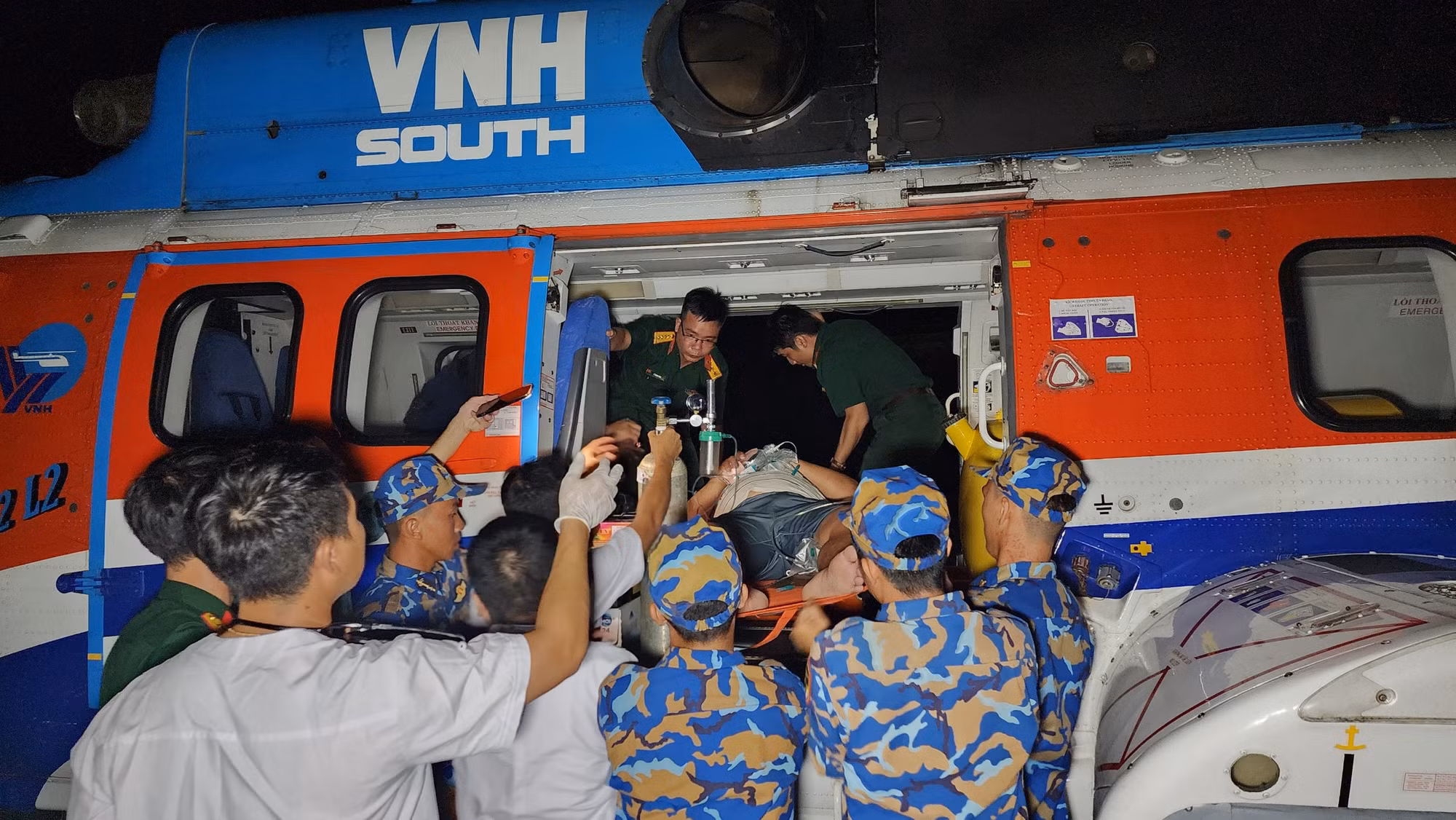 Lần đầu tiên dùng trực thăng đưa cùng lúc 3 bệnh nhân bị giảm áp vào đất liền cấp cứu -1