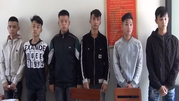 Bắt nhóm côn đồ mang đao kiếm ẩu đả, chém người
