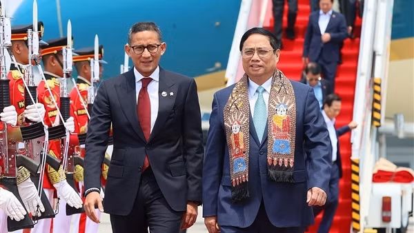 Thủ tướng đến Indonesia dự Hội nghị Cấp cao ASEAN lần thứ 43