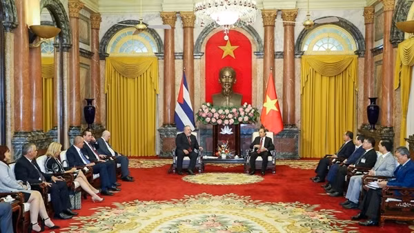 Thủ tướng Cuba Manuel Marrero Cruz chào xã giao Chủ tịch nước Nguyễn Xuân Phúc