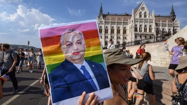 EU trừng phạt tài chính Hungary - Lợi bất cập hại?