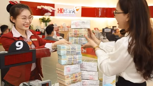 Lãi suất tiết kiệm kỳ hạn dưới 6 tháng đồng loạt lên 5%