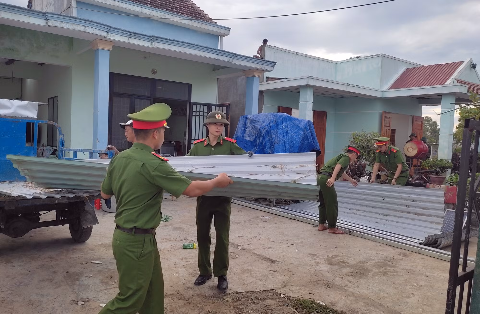 Sát cánh cùng người dân khắc phục hậu quả bão, lũ -0