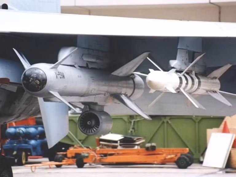 Nga khai hỏa tên lửa Kh-59 phá hủy sân bay ở quê nhà ông Zelensky -0