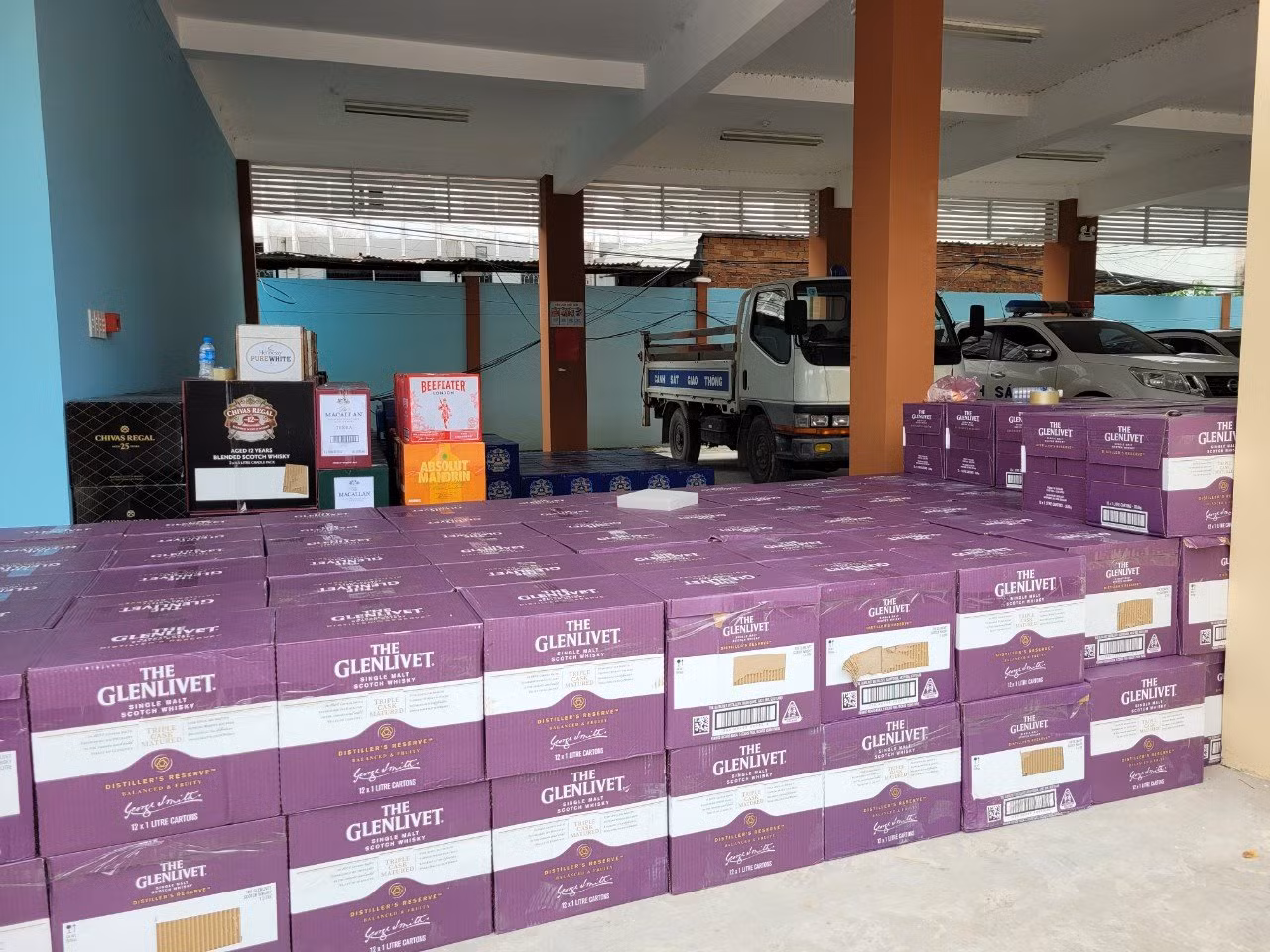 Long An: Cảnh sát kinh tế bắt giữ 3 ôtô hàng hóa nhập lậu qua biên giới -0