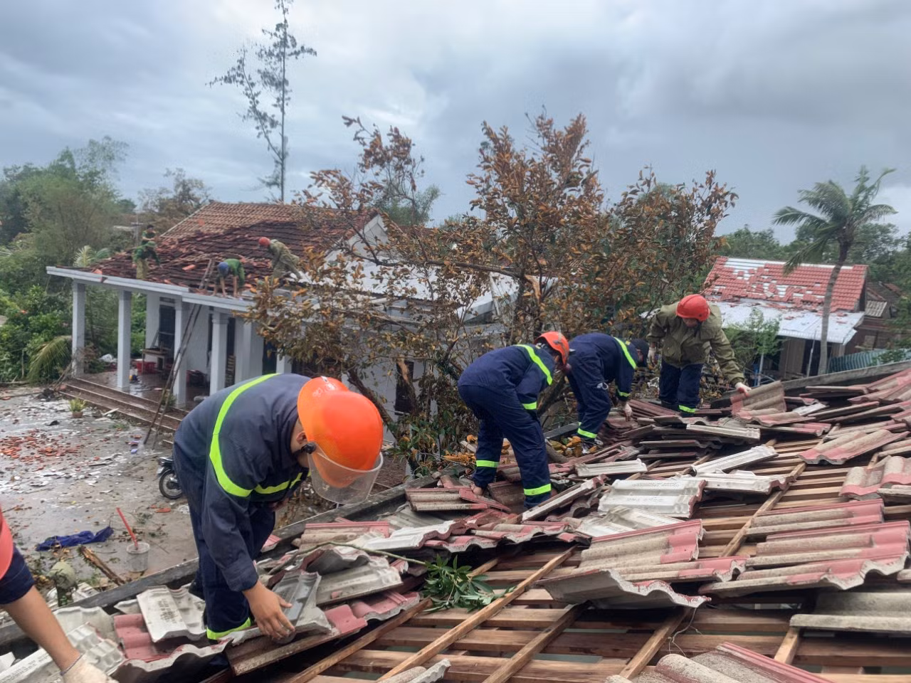 Những hình ảnh đẹp của lực lượng Công an giúp dân khắc phục hậu quả sau bão số 4 -1