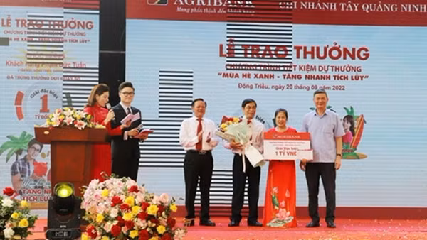 Agribank trao sổ Tiết kiệm 1 tỷ đồng cho khách hàng trúng giải Đặc biệt Chương trình “Mùa hè xanh – Tăng nhanh tích lũy”