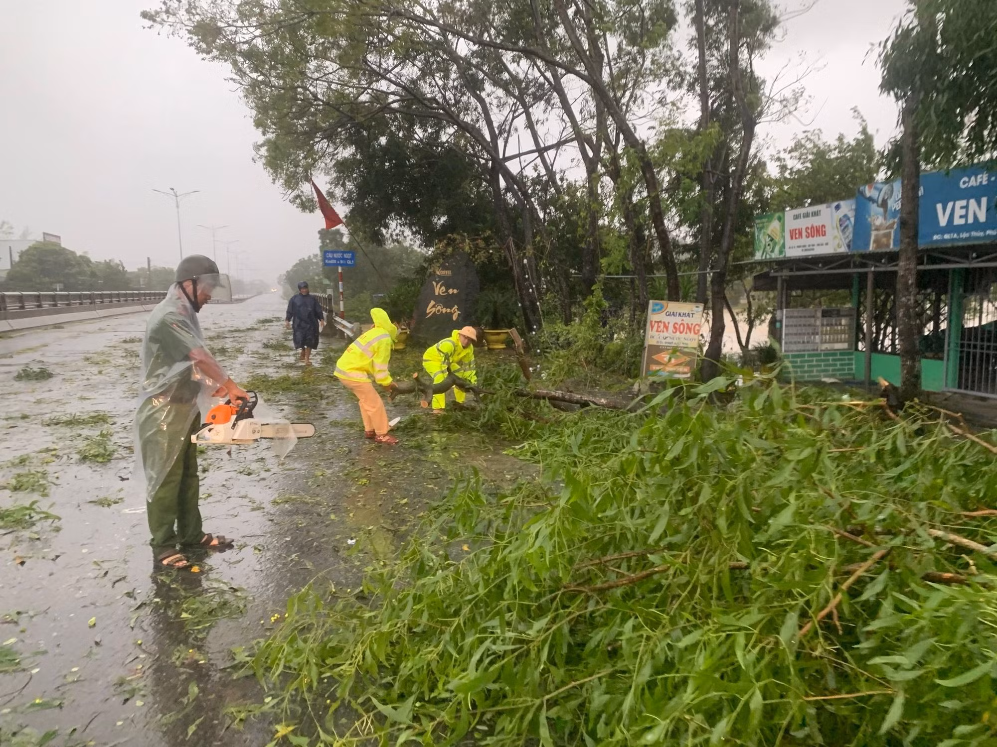 Lực lượng Công an khẩn trương tham gia khắc phục hậu quả của bão số 4 -0