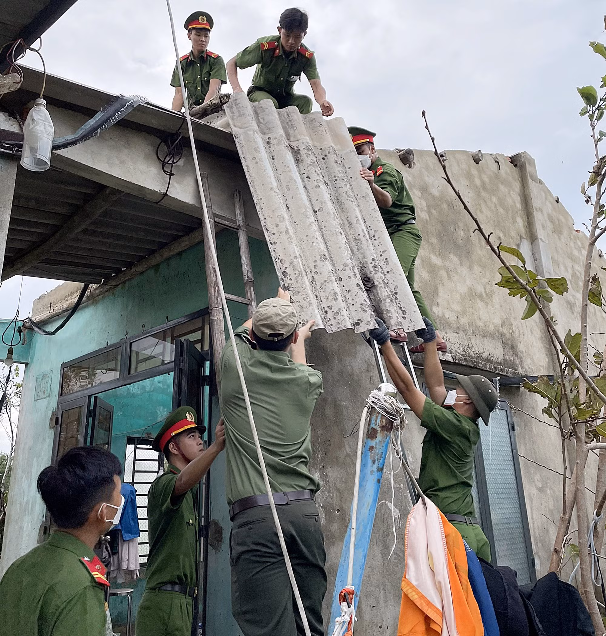 Sát cánh cùng người dân khắc phục hậu quả bão, lũ -0