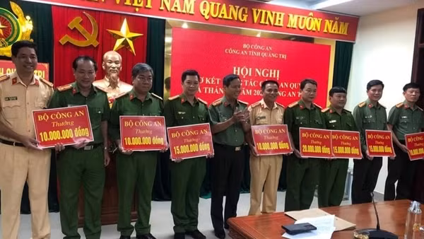 Khen thưởng các đơn vị bắt giữ hơn 100.000 viên ma túy