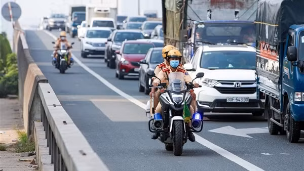 Mô tô đặc chủng xuất kích, làn khẩn cấp vắng vẻ dù Vành đai 3 ùn tắc